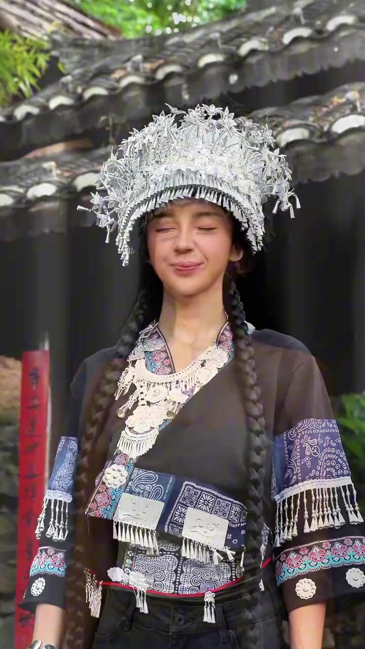  張曼源曬自己“苗疆少女”裝扮：我就不下蠱了，直接跟我走吧