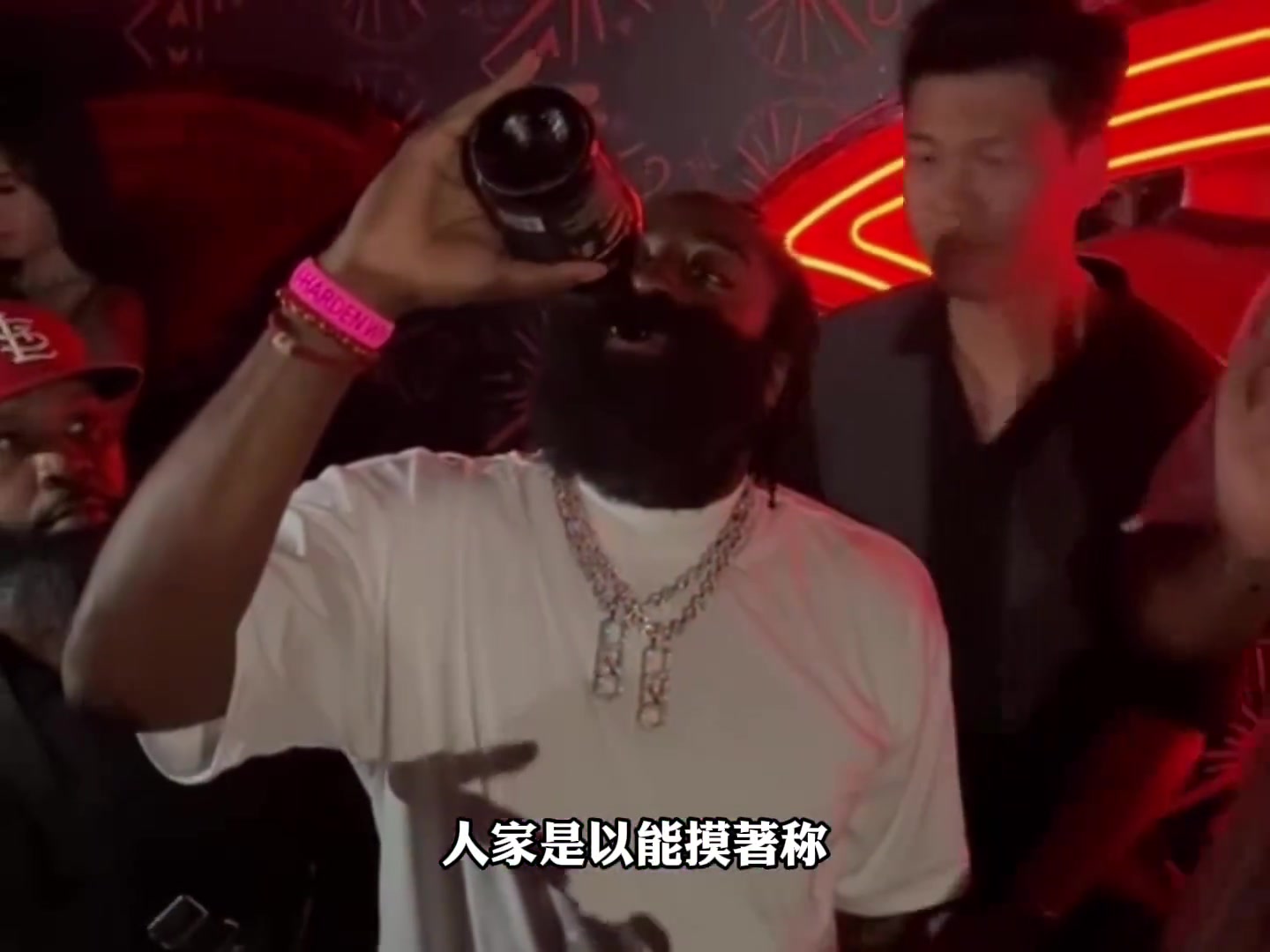  任冉：登哥泡酒吧不是以能喝著稱，而是以能摸著稱