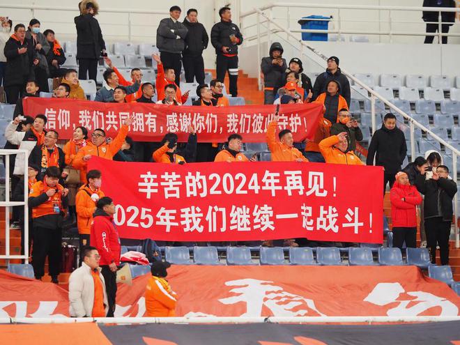  泰山勝柔佛新山，董大姐等球迷告別2024季