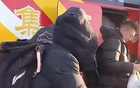  遼籃吉行，張楊受擁，全員壯志，付豪簽名不倦。